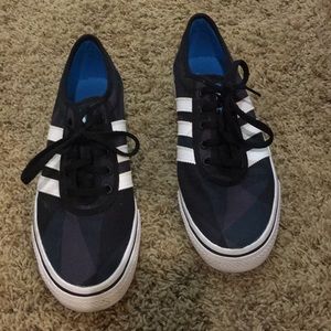 Men’s size 8 adidas casual shoe